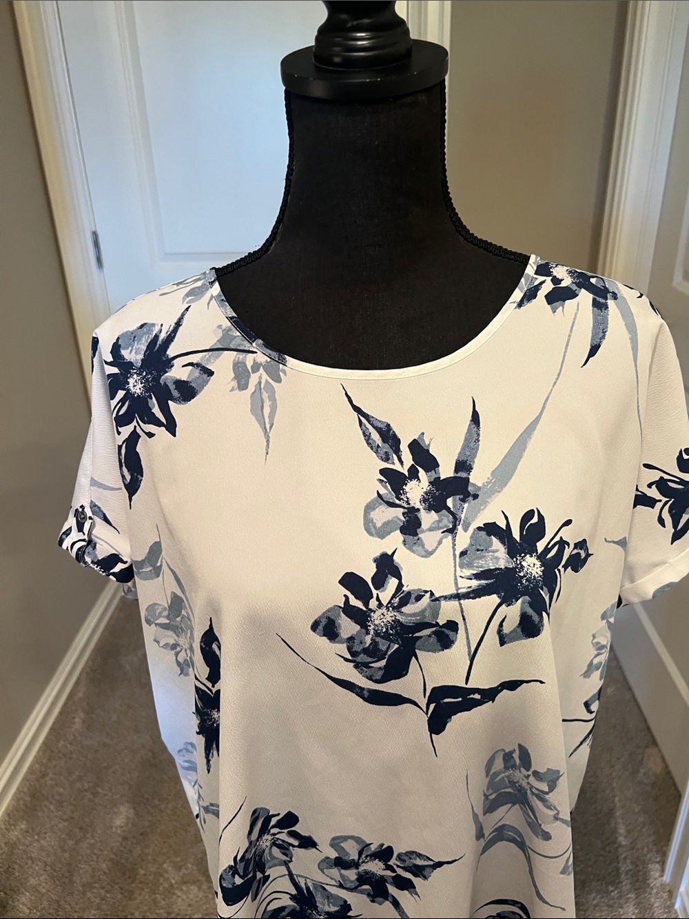 Maurices White Blouse with Navy Floral Print Size Large - Picture 3 of 10